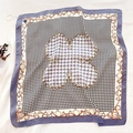 Pañuelo de seda cuadrado con borde morado y estampado clásico de pata de gallo blanco y negro - 70cmx70cm / Púrpura Taro