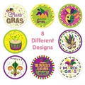 Set di 8 adesivi colorati Mardi Gras con maschere e corone per decorazione regali - Stile B-Tema Mardi Gras