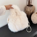 Elegante borsa a tracolla in ecopelliccia color crema con fibbia oro e cinturino - Bianco Sporco