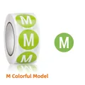 Étiquettes de taille autocollantes rondes de 1 pouce avec M blanc sur fond vert clair - M (Couleur)