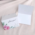 Biglietto d'auguri con rose rosa e scritta Love you su sfondo in tessuto bianco - Rosa Rosa (Love You!)
