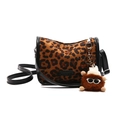 Borsa a cilindro retrò leopardata con finiture in pelle nera e ciondolo in peluche - Borsa / Stampa leopardata marrone