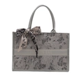 Bolso tote gris elegante con estampado botánico y lazo decorativo en las asas - Plateado
