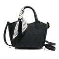 Schwarze Eimer-Tasche aus Lychee-Leder mit dekorativem Seidenschal und Schultergurt - Schwarz