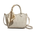 Beige Eimertasche mit Gitterstruktur, Tragegriff, Riemen und dekorativem Seidentuch - Weiß