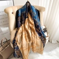 Elegante grande sciarpa in finta seta con motivi a catena dorati su poltrona beige - 90*180cm / Blu Marrone