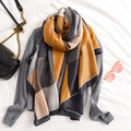 Écharpe chic pour femmes avec motifs pied-de-poule et rayures en jaune moutarde et gris - Jaune avec bord gris