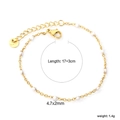 Dettaglio del bracciale dorato con perline, catena regolabile 17+3cm e chiusura a moschettone - Bianco (BR27240AG)
