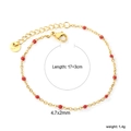 Dettaglio di perle rosse su catena sottile in acciaio inossidabile dorato e chiusura a moschettone - Rosso (BR27240EG)