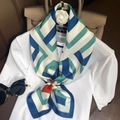 Dettaglio di sciarpa in seta geometrica con fibbia di perle su maglia bianca - Verde Chiaro Blu (W-147)