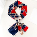 Dettaglio di una sciarpa sottile in raso con lussuosa stampa a catena in rosso e blu - Catena Tencel Blu Marino Rosso (ZJ-44)