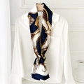 Elegante sciarpa in seta blu e oro con motivi a catena su camicia bianca - Carrozza Blu Marino (ZJ-43)