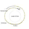 Dettaglio della cavigliera anallergica in acciaio inox con perline gialle da 1,8mm - Catena d'argento con perline gialle