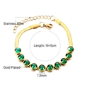 Dettaglio del bracciale in acciaio inossidabile dorato con pietre verdi e catena 18+5cm - Bracciale d'Oro (BR25190JG)