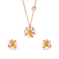 Détail macro de la parure marguerite en or rose avec cristaux jaunes sur le pendentif - Or Rose Strass Jaune (SE249502R)