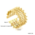 Detalle de anillo ajustable de malla bañada en oro de 18K mostrando ancho y estructura - Estilo de Malla Hueca (RI160908G)