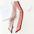 Detalle de un elegante pañuelo twilly naranja con diseño de carruajes y decoración de lujo - TLP-41 Rosa Naranja