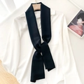 Primer plano de un pañuelo de satén negro anudado en el cuello de una camisa blanca - Estilo Barra Larga / Negro
