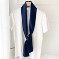 Pañuelo estrecho de seda azul marino sobre camiseta blanca con percha de madera - Estilo Barra Larga / Azul marino