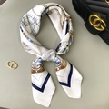 Eleganter weißer Seidenschal mit nautischen Segeldrucken und goldenen Seilmustern - 70*70cm / Marineblau