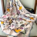 Sciarpa di seta rosa con motivi floreali su sedia in pelle grigia con borsa di lusso - 70x70cm / Rosa