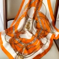 Détail d'un foulard en soie avec motifs équestres et chaînes en orange et blanc - 70x70cm / W-159 Orange