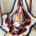 Détail d'un foulard en satin aux motifs de chaînes équestres et emblème d'ours drapé - 70x70cm / W-159 Bleu Marine