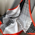 Foulard in seta con motivi geometrici a pois rossi e neri e bordi rossi a contrasto - Bordo Rosso