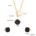 Vista dettagliata del set di gioielli in acciaio inossidabile placcato oro 18k con quadri neri - Oro Quadrato Conchiglia Nera Set (SE24970BG)
