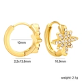 Makroaufnahme der 18k Gold-Ohrringe mit achteckigem Stern, Zirkonia und Abmessungen - Goldene 8-Zackiger Stern Huggie Ohrringe (EA33830AG)