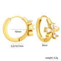 Detailansicht goldener Creolen mit Schmetterlingsanhänger und Zirkonia in Birnenform - Goldene Schmetterling Anhänger Huggie Ohrringe (EA33860AG)