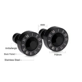 Dettaglio macro dell'orecchino 9mm in acciaio nero con numeri romani e pietra centrale - Stile Zirconia Nera (EA61030BB)
