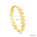 Detailed view of polished 18k gold bangle with 60.4mm diameter and link design - Wavy Oval Stitching (BR927901G)
