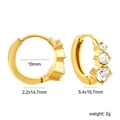 Dettaglio di orecchini a cerchio geometrici in oro 18k con pietre di zirconia - Stile Cerchio con Tre Zirconi (EA33780AG)