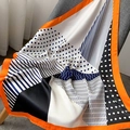 Sciarpa in seta blu scuro con pois, motivi geometrici e bordo arancione vivace - Bordo Arancione