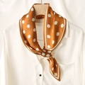 Foulard en soie caramel à pois blancs noué élégamment sur un col de chemise - 15*70cm / Orange