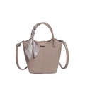 Taupefarbene Eimertasche mit Litschi-Muster, geometrischem Seidentuch und Umhängeriemen - Hellbeige