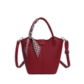 Rote Eimer-Handtasche mit Seidenschal-Griff und verstellbarem Schultergurt aus Leder - Rot