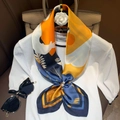 Elegante sciarpa di seta con motivo floreale arancione e blu e fibbia ad anello in perla - Arancione (W-142)