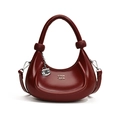 Minimalistische tiefrote Halbmondtasche mit Glanzeffekt und silbernen Metalldetails - Kirschrot