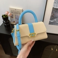 Stroh-Box-Tasche mit blauem Lederbesatz und goldenem Metalllogo für Damen - Blau