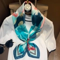 Elegante sciarpa in seta con stampa tropicale su maglia bianca lavorata - Blu Acqua (W-142)