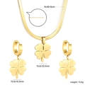 Goldschmuck-Set mit Kleeblatt-Halskette und Creolen auf weißem Hintergrund, elegantes Design - Goldenes Kleeblattschmuckset (SE267201G)