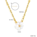 Collier en acier inoxydable doré avec pendentif fleur en nacre blanche et chaîne en O - Style Fleur en Coquillage Blanc (NE2F750AG)