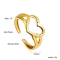 Détail de la bague coeur plaqué or montrant la largeur 10,6 mm et l'acier inoxydable - Bague double couche en forme de cœur dorée taille 7 (Taille 7-RI133307G)