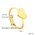 Détail d'une bague cœur de 8,5 mm en acier inoxydable plaqué or avec taille ajustable - Bague Ajustable Ouverte en Forme de Cœur Dorée (Taille 7 - RI142907G)