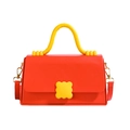 Borsa a tracolla rossa con manico giallo e fibbia a onde su sfondo bianco - Rosso
