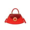 Rote Trapez-Handtasche mit Krokodilmuster, goldenen Beschlägen und abnehmbarem Gurt - Rot