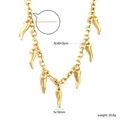 Detalle del collar de cadena en oro de 18k con colgantes cornicello y dimensiones - Estilo de Cuerno Dorado (NE2D4701G)