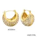 Macro-opname van gouden C-vormige oorringen met witte kristallen en afmetingen voor dames - Gouden Pave Ring (EA335301G)